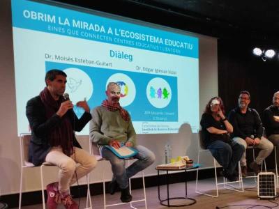Edgar Iglesias i Moisès Esteban presentant les dues eines per connectar l’escola amb l’entorn