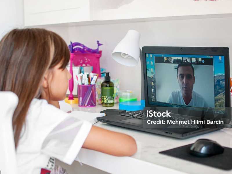 nena davant d'una pantalla d'ordinador