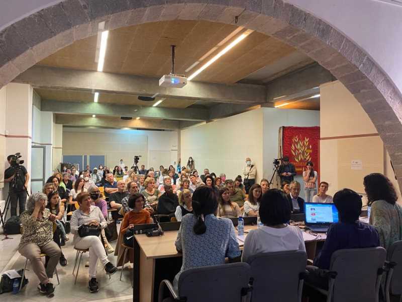 Després de 2 anys sense poder fer Tertúlies Socials a causa de la pandèmia, ahir es va reprendre el cicle de tertúlies amb la desena tertúlia social Tres dones que han salvat la vida. Va ser un acte portat a terme al Centre Cultural de La Mercè, a Girona, on es va poder escoltar el testimoni de tres dones víctimes i refugiades de crims d'honor: Ebtesam Abdullah, Amal Hussein i Ouloum Ramdan, acompanyades per Nasara Iahdih Said.Nasara va fer d'intèrpret de les tres noies i també va donar resposta a les preguntes que el públic els va formular al final de la xerrada. També es va comptar amb la participació de Maria Rosa Terradellas i Amèlia Barbero, presentadores de l'acte; Carme Martínez, conductora de la tertúlia i Natàlia Massé i Laura Llobet, van explicar el funcionament legal del procés d'acollida de dones refugiades.Va ser un acte impactant i punyent en el qual va assistir un centenar de persones i va concloure amb un pica-pica on es van poder compartir opinions, neguits i reflexions per part dels assistents.