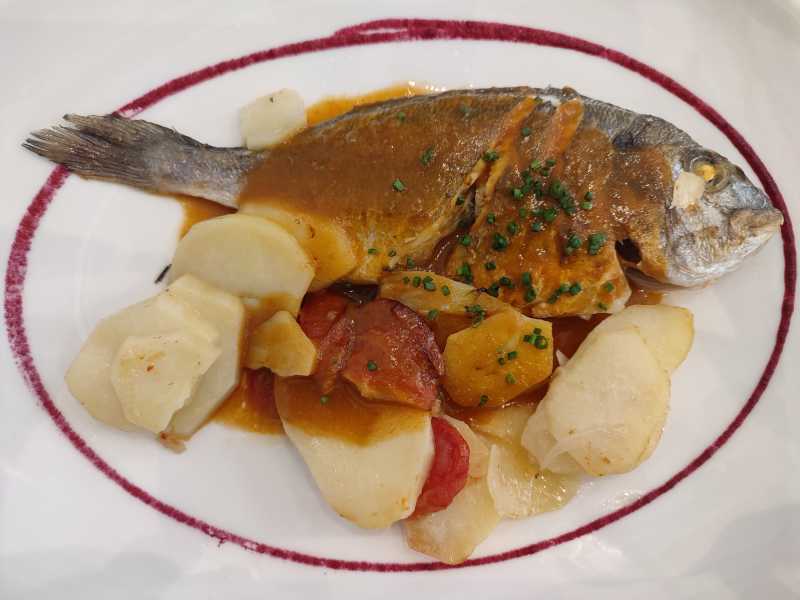 Un plat de peix en un restaurant