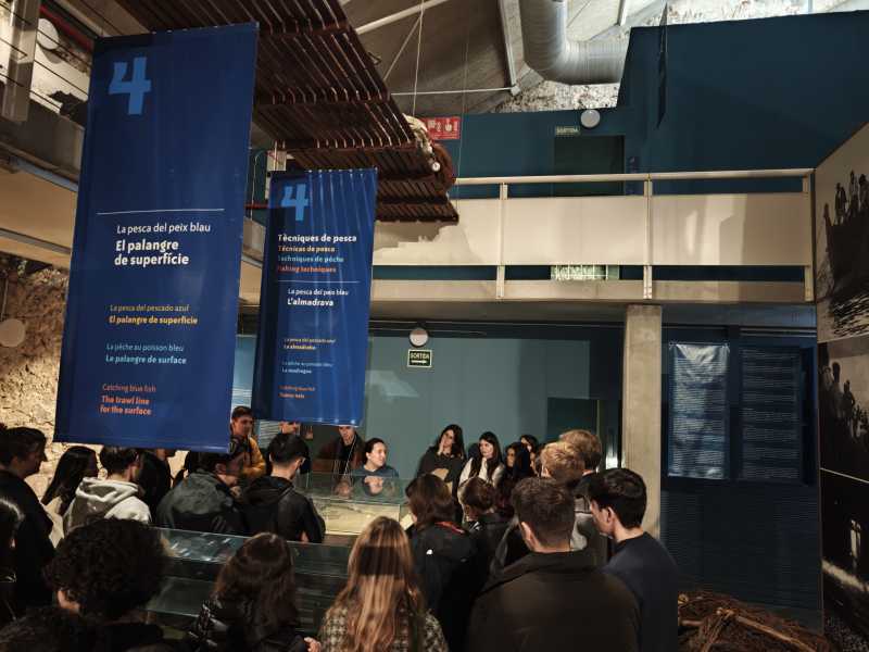 El grup durant la visita al Museu de la Pesca
