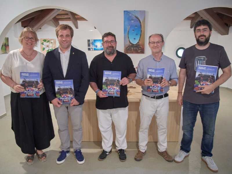 Els participants a l'acte amb la Revista de Girona (crèdits: David Álvarez - Ajuntament de Blanes)