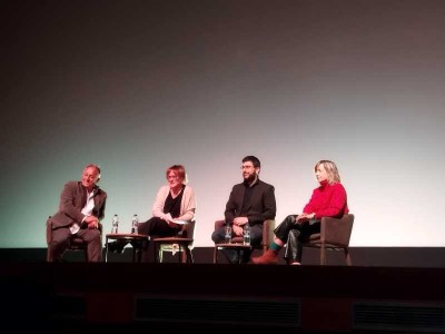 Els ponents escolten els testimonis dels pescadors presents a la sala