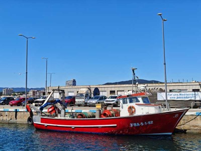 Una barca de pesca al port de Palamós