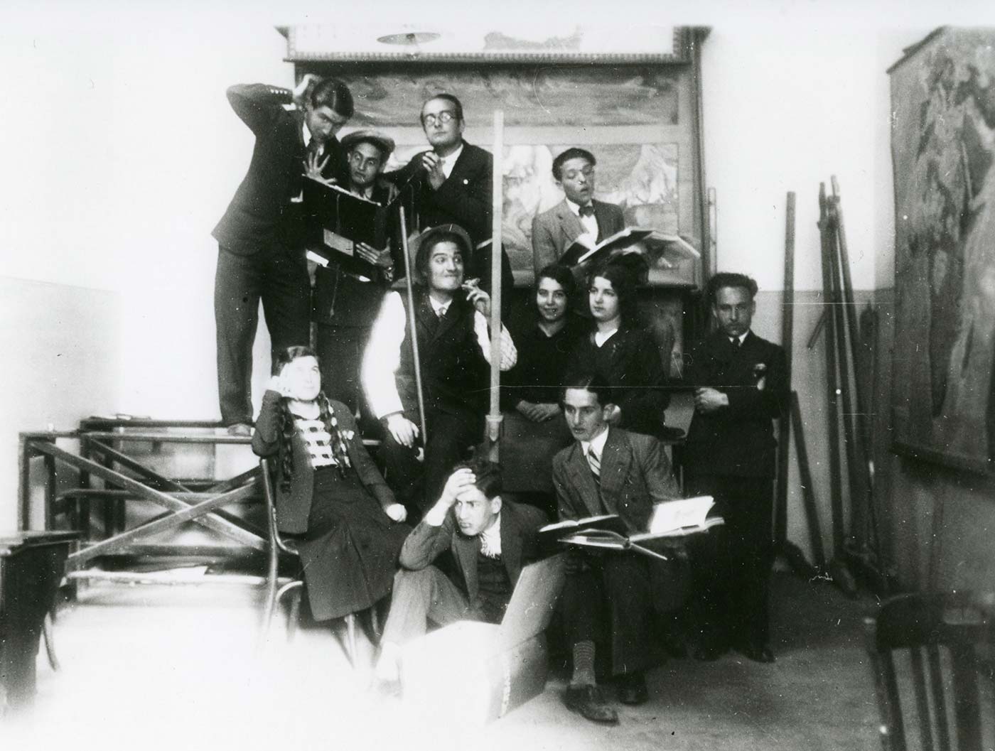 alumnes del curs 1931-1932, nois i noies de la primera promoció del Pla Professional del Magisteri; actitud teatral en una aula de l'Escola