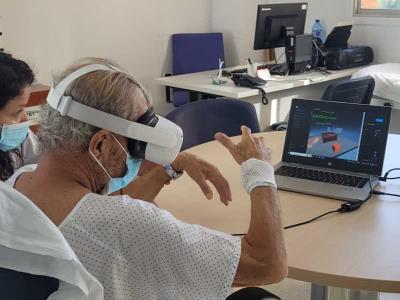Pacient d'ictus fent rehabilitació amb realitat virtual immersiva.