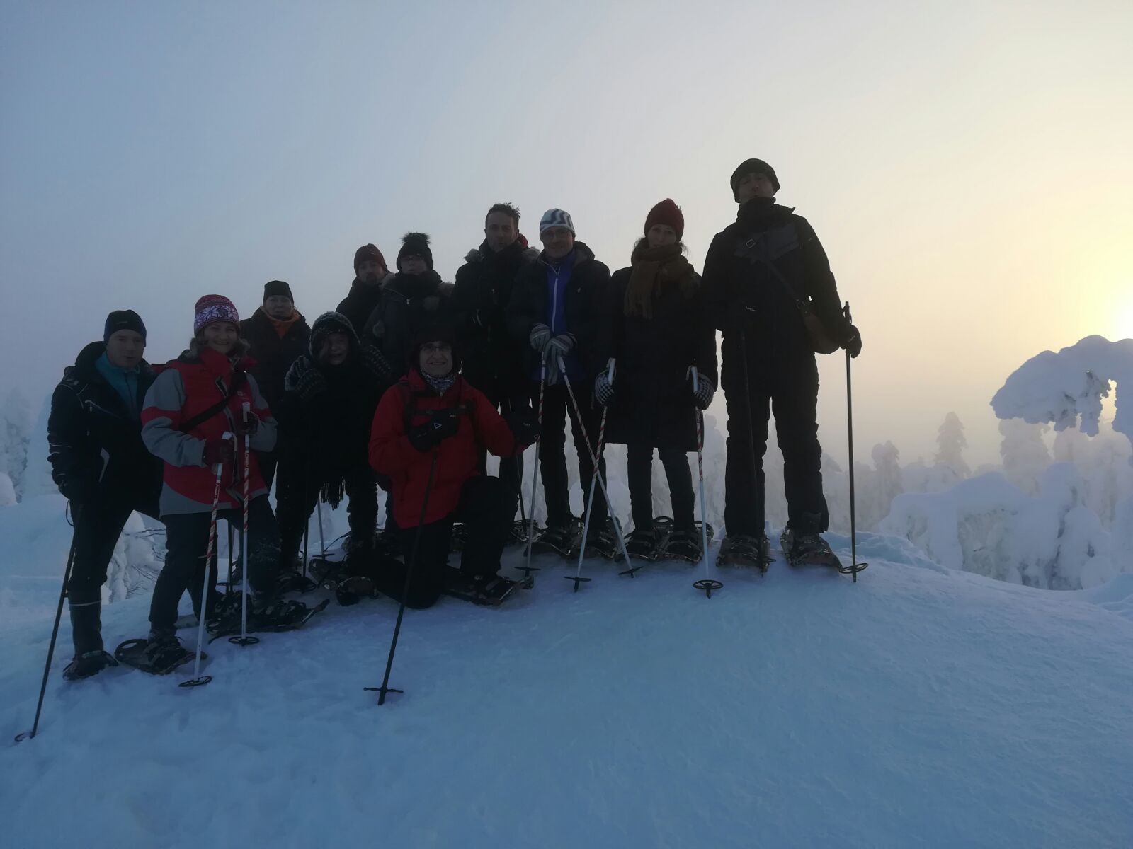 fotografía de grupo durante recorrido con raquetas de nieve
