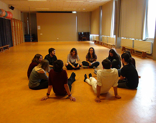 durant una sessió de grup asseguts en rotllana al terra del gimnàs