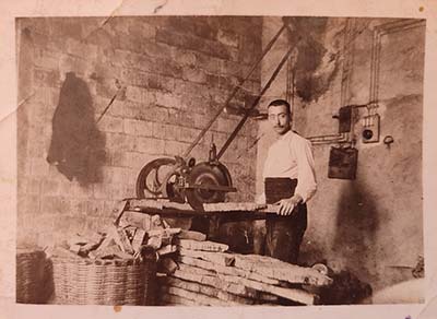 pela del corcho, tres operarios arrancando el corcho de las encinas