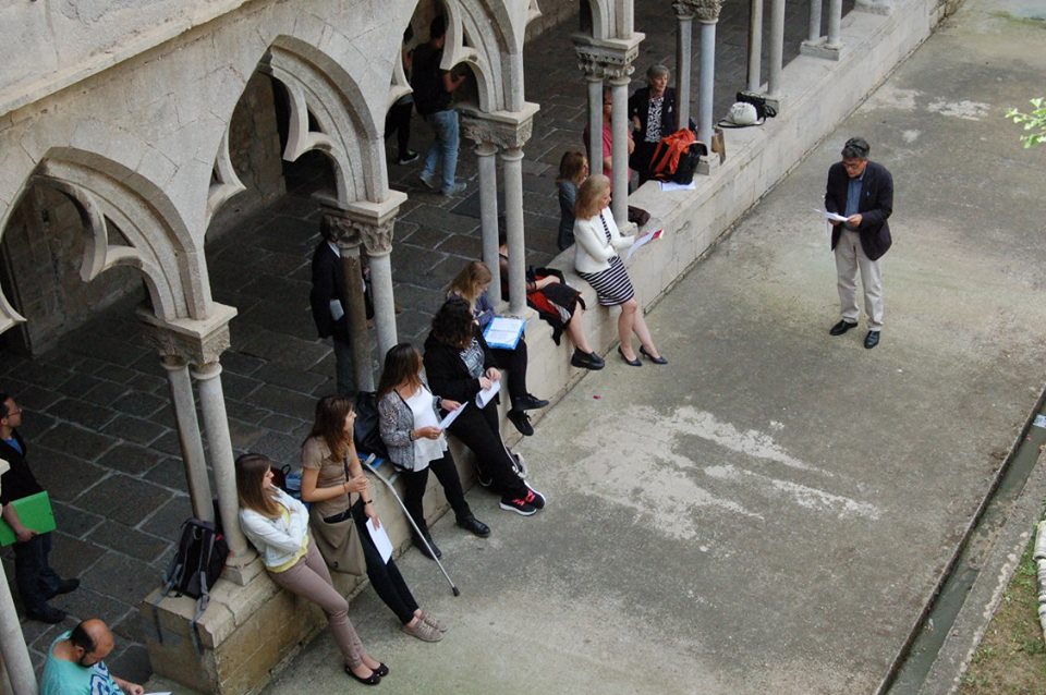 Imatge de la tercera Llicó, 13 de maig, gent llegint al claustre